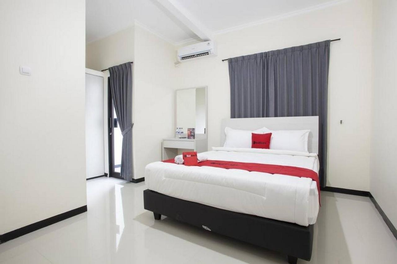 Reddoorz @ Genteng สุราบายา ภายนอก รูปภาพ