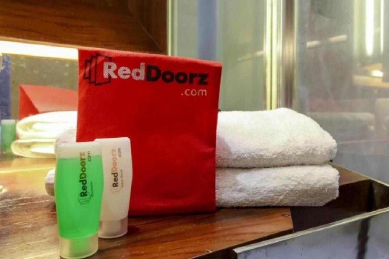 Reddoorz @ Genteng สุราบายา ภายนอก รูปภาพ